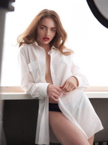Elegant model escort Ilvi Grenoble