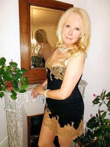 High class heterosexual escort Olika Paris